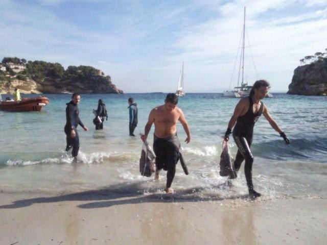 Retiren de la platja de Portals 300 kg de vidre.