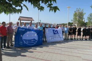 Col·locació de 8 banderes blaves i Q de Qualitat.