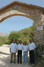 Matas, el batle i Jaume Font visiten Galatzó..