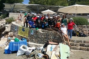 Neteja del fons marí a la cala de Bendinat.