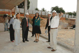 Delgado visita les obres de la futura residència.
