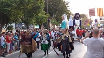 Desfilada i batalles de moros i cristians.