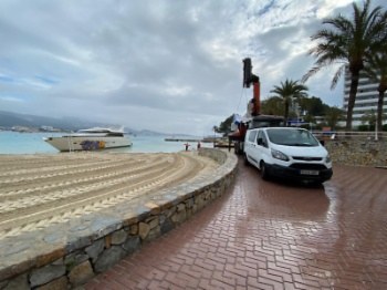 Retirada de l'embarcació encallada a Son Maties.