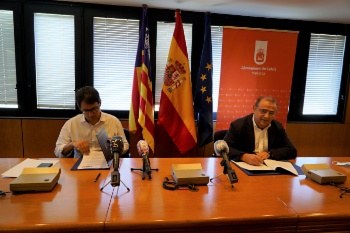 Signatura del conveni d'ajudes a autònoms a Calvià.