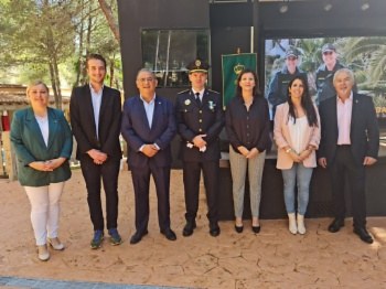 Condecoració de la Guàrdia Civil al cap de Policia.