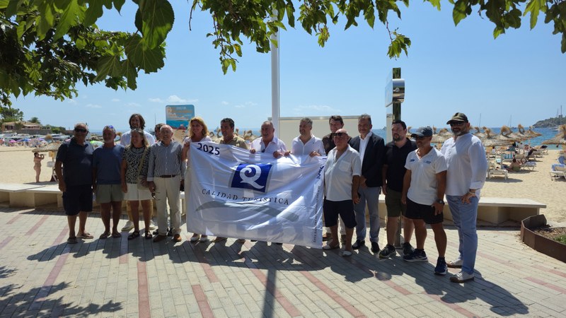 Calvià hissa les 15 banderes Q de Qualitat Turística i es consolida com a tercer municipi d'Espanya amb més platges certificades.