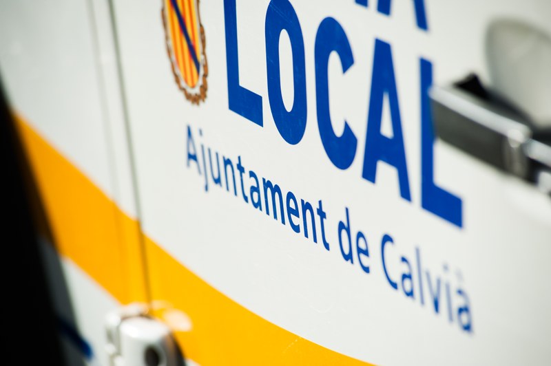 La Policia Local de Calvià intensifica el control contra la venta ambulant a les platges.