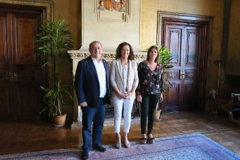 Alfonso Rodríguez and Catalina Cladera meet.