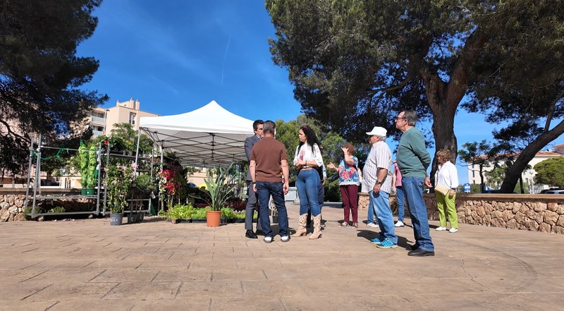 El Toro residents propose activities to boost the weekly market.