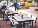 En el área de comercio del Ayuntamiento gestionamos las solicitudes  para la  utilización de  espacios públicos  por parte de restaurantes, bares  y cafeterías que deseen instalar mesas y sillas en la vía pública.