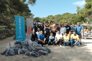 Extraen 400 kg de residuos del litoral de Portals.