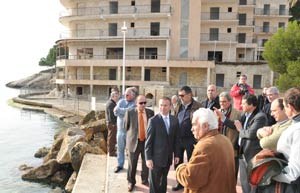 El alcalde asiste al derribo del hotel Mar y Pins.