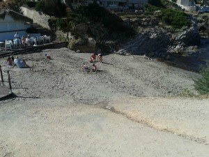 Regeneración de arena en Cala Blanca.
