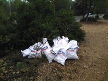 Localizados 84 sacos de escombros en Cala Falcó.