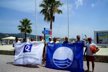 Colocación banderas azules y Q de Calidad.