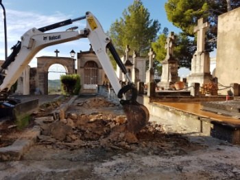 Comienzan las excavaciones de la fosa común.