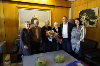 Homenaje a una vecina centenaria de Calvià.