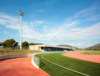 Obras pavimento en pista de atletismo de Magaluf.