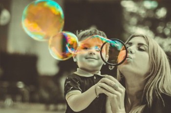Programas de familias numerosas y monoparentales.