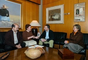 Entregada otra ayuda por adopción internacional.