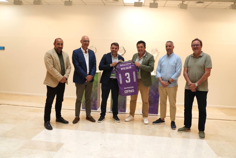 Calvià agasaja en el Ayuntamiento al Illes Balears Palma Futsal y al Flanigan Calvià de baloncesto.